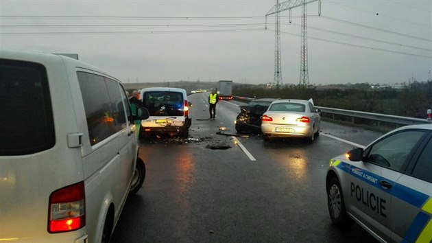 Na estnctm kilometru od Hradce Krlov smrem na Prahu se stala dopravn nehoda nkolika vozidel