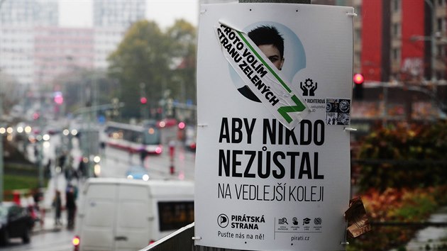V pražských ulicích jsou stále k vidění volební plakáty.