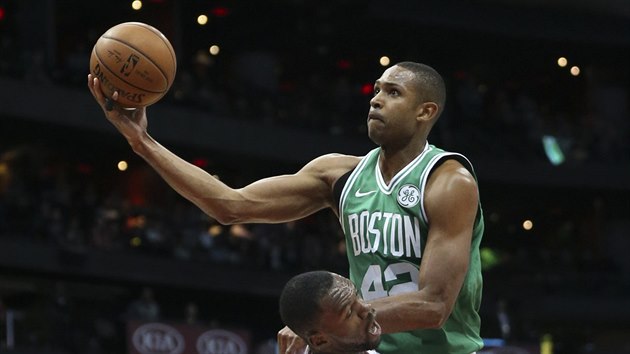 Al Horford z Bostonu zakonuje proti Atlant.