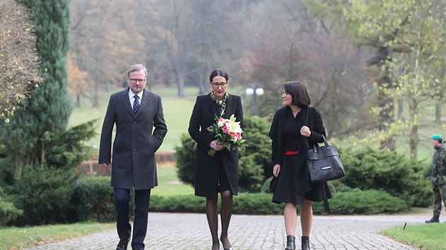 Pedseda ODS Petr Fiala a mstopedsedkyn strany Alexandra Udenija na zmku v Lnech po jednn s prezidentem Miloem Zemanem. (1. 11. 2017)