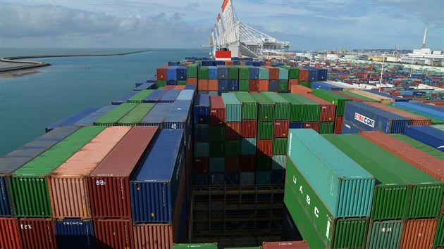 Kontejnerová loď Bougainville společnosti CMA CGM plující pod francouzskou vlajkou se chystá s nákladem k vyplutí z přístavu Le Havre v západní Francii.