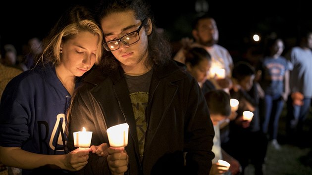 Obyvatel msta Sutherland Springs v americkm stt Texas truchl za obti stelce, kter v baptistickm kostele zabil 26 lid. (5. listopadu 2017)