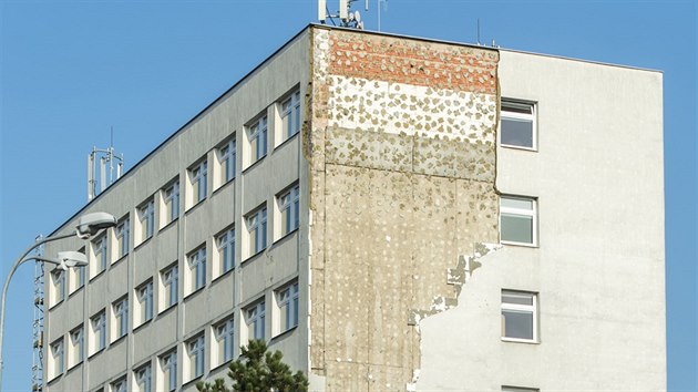 kody po vichici Herwart na budov Krlovhradeckho kraje v hradeck ulici Na Okrouhlku (7.11.2017).