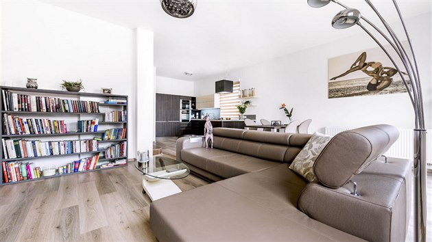 Středobodem obývacího pokoje je kožená sedací souprava, která se dá rozložit na pohodlné postelové lůžko, jež u televize využívají oba manželé.