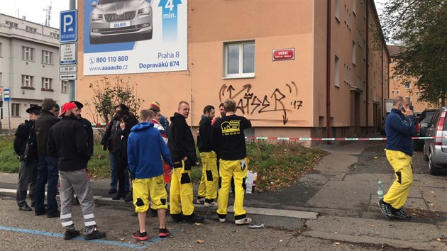 Policie v Kobylisch zasahuje v byt, kde se ped exekutory zabarikdoval mu. Hroz, e pouije zbra. (2.11.2017)