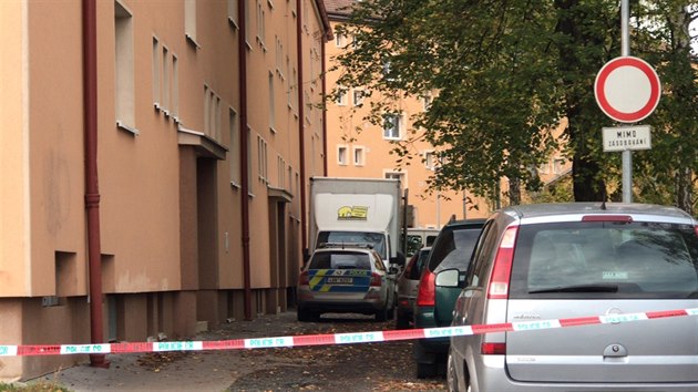 Policie v Kobylisch zasahuje v byt, kde se ped exekutory zabarikdoval mu. Hroz, e pouije zbra. (2.11.2017)