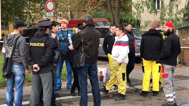 Policie v Kobylisch zasahuje v byt, kde se ped exekutory zabarikdoval mu. Hroz, e pouije zbra. (2.11.2017)