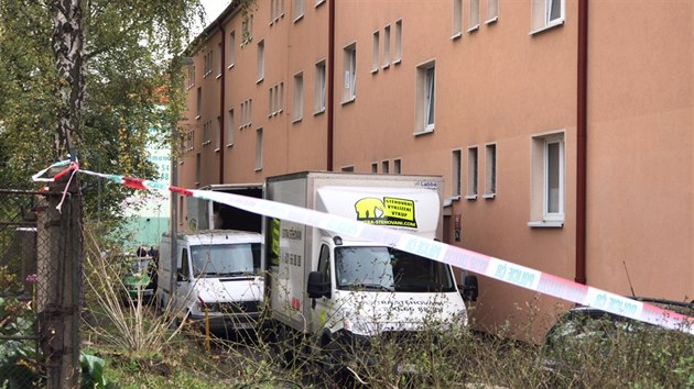 Policie v Kobylisch zasahuje v byt, kde se ped exekutory zabarikdoval mu. Hroz, e pouije zbra. (2.11.2017)