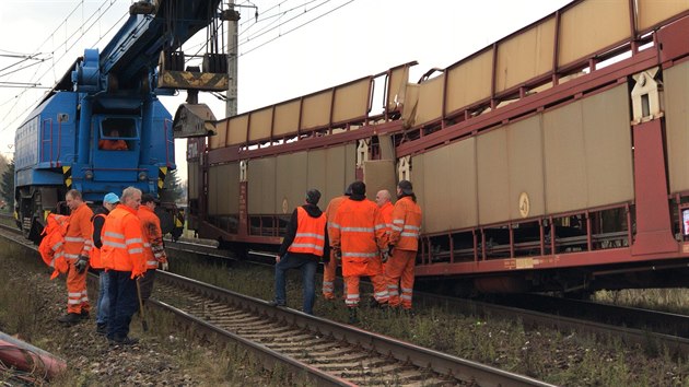 Srka dvou nkladnch vlak a nsledn vykolejen jednoho z vagon zastavily provoz na trati mezi Lysou nad Labem a Kostomlaty nad Labem na Nymbursku. (3.11.2017)