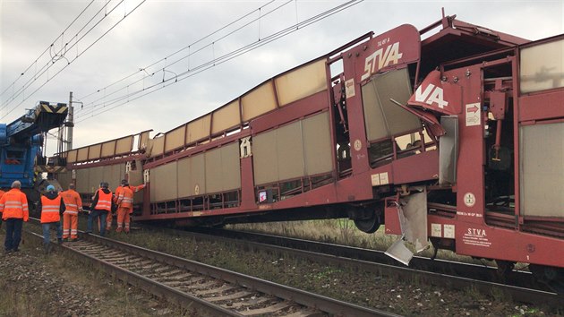 Srka dvou nkladnch vlak a nsledn vykolejen jednoho z vagon zastavily provoz na trati mezi Lysou nad Labem a Kostomlaty nad Labem na Nymbursku. (3.11.2017)