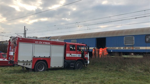 Srka dvou nkladnch vlak a nsledn vykolejen jednoho z vagon zastavily provoz na trati mezi Lysou nad Labem a Kostomlaty nad Labem na Nymbursku. (3.11.2017)