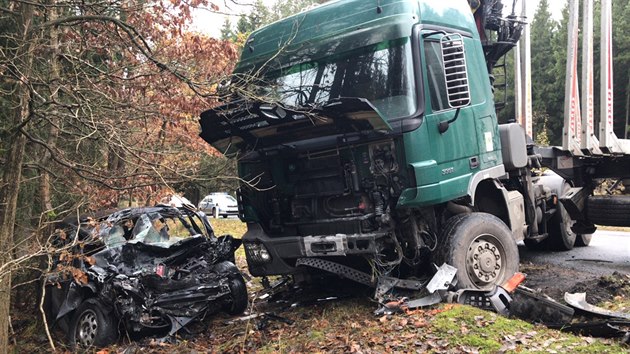 Na silnici mezi obc Ruda a Rakovnkem se eln srazil nklak s osobnm autem.  (6.11.2017)