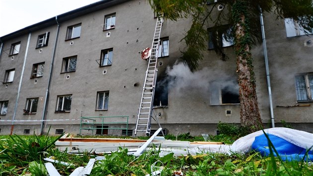 Hasiči museli při požáru bytu v Ostravě-Hulvákách evakuovat deset lidí i dva psy.