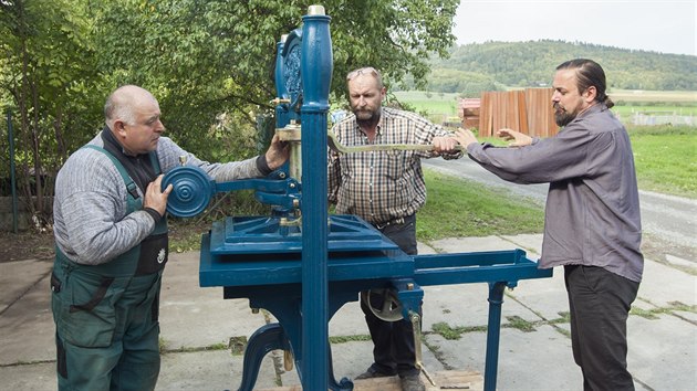 Pohled na zrestaurovan� zprovozn�n� unik�tn� tiska�sk� stroj vyroben� roku 1869 ve V�dni