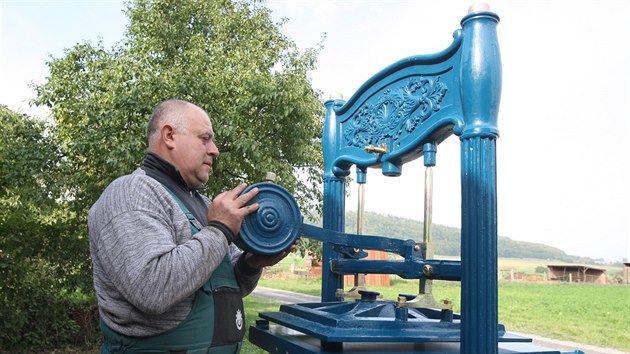 Pohled na zrestaurovan zprovoznn uniktn tiskask stroj vyroben roku 1869 ve Vdni