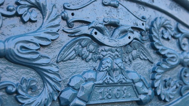 Detail znaku na zrestaurovan�m zprovozn�n�m unik�tn�m tiska�sk�m stroji vyroben�m roku 1869 ve V�dni