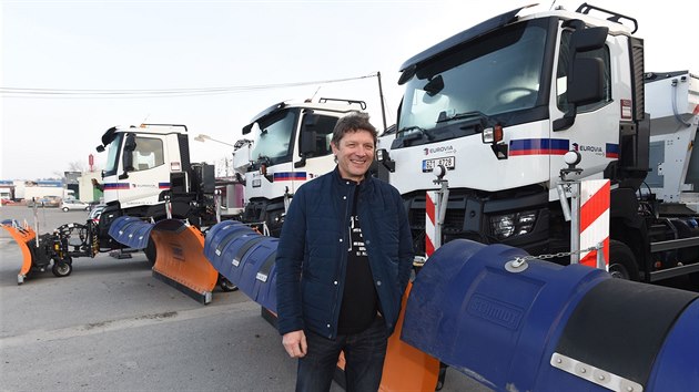 Dispeer Vlastimil Mizera stojí u nových voz zimní údrby v areálu firmy...