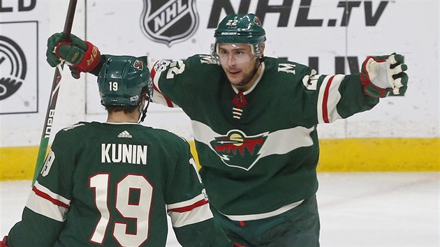 Nino Niederreiter a Luke Kunin oslavuj trefu Minnesoty.