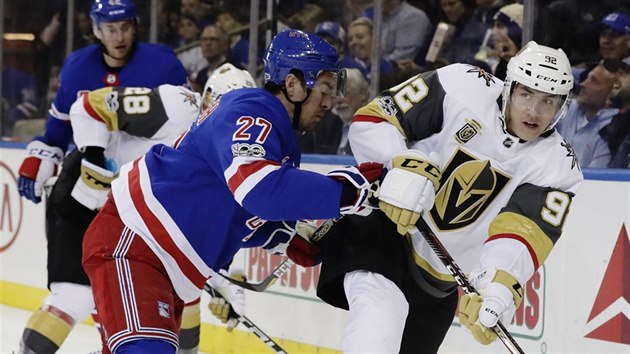 Tom Nosek (ve svtlm) z Vegas pod tlakem Ryana McDonagha z NY Rangers.