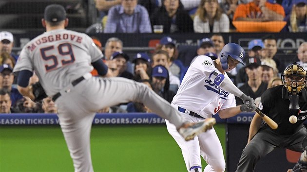 Joc Pederson z LA Dodgers odpaluje homerun proti Joeovi Musgroveovi z Houstonu.