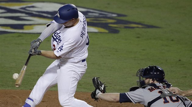 Joc Pederson z LA Dodgers odpaluje homerun.