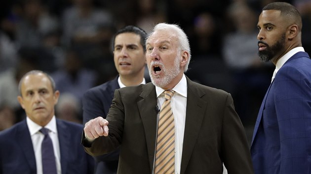 Gregg Popovich (druh zprava), trenr San Antonia si proti Golden State vykoledoval vylouen. Zleva jeho asistenti Ettore Messina, James Borrego a Ime Udoka.