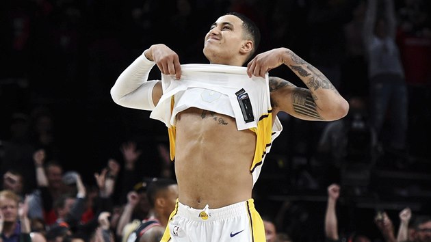 Kyle Kuzma z LA Lakers lituje nepromnn stely v zvru zpasu s Portlandem.