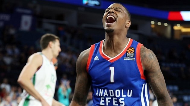 Ricky Ledo z Anadolu Efes Istanbul slav svj ko proti Mlaze.