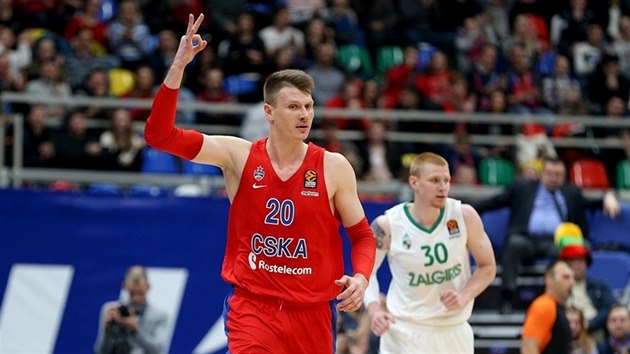 Andrej Voroncevi z CSKA Moskva slav svou trojku, v pozad Aaron White ze algirisu Kaunas.