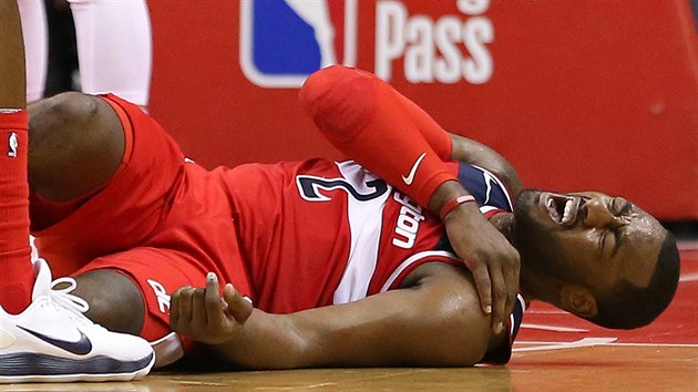 John Wall z Washingtonu le na palubovce s porannm ramenem.