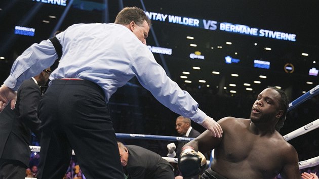 Bermane Stiverne padl po knockoutu od Deontaye Wildera k zemi.