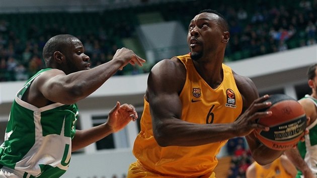 Joey Dorsey (vpravo) z FC Barcelona se sna  pekonat Lataviouse Williamse z Kazan.