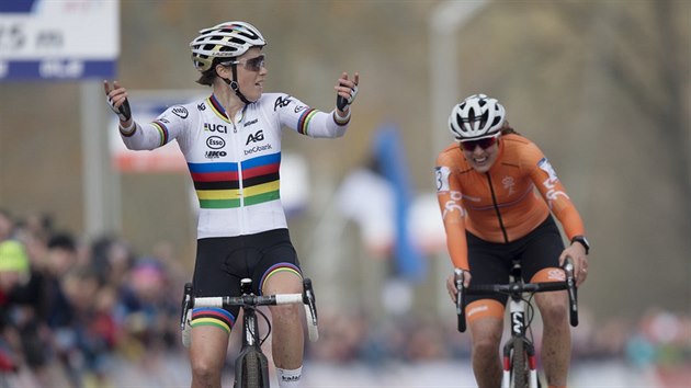 Sanne Cantov z Belgie si na cyklokrosovm ME v Tboe dojela pro titul, druh je Lucinda Brandov z Nizozem.
