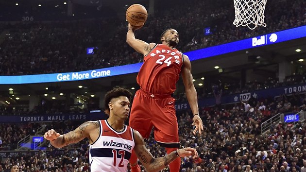 Norman Powell (v ervenm) z Toronta smeuje do koe Washingtonu, Kelly Oubre Jr. ho nedohonil.