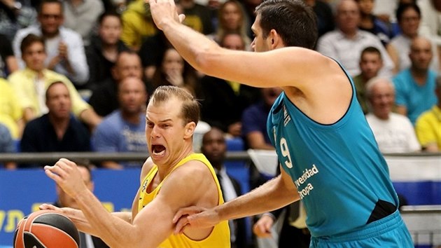 Michael Roll (vlevo) z Maccabi Tel Aviv unik� kolem Felipeho Reyese z Realu Madrid.