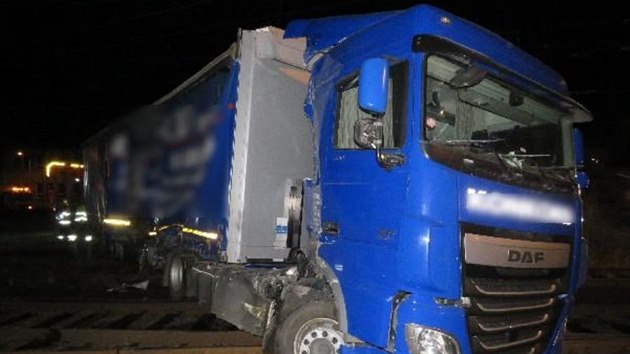 Rychlk v Chlumci nad Cidlinou narazil na pejezdu do kamionu (31.10.2017).
