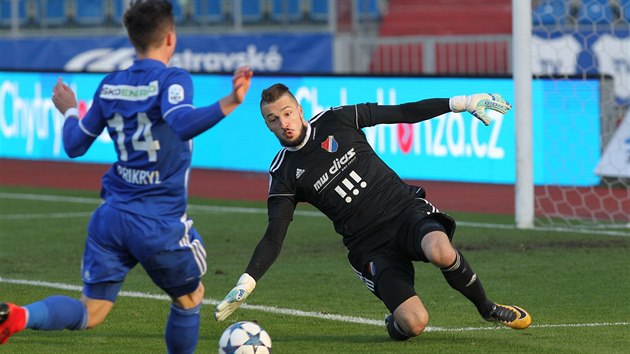 Tomáš Přikryl z Mladé Boleslavi zkouší vyzrát na ostravského gólmana Martina Šustra.