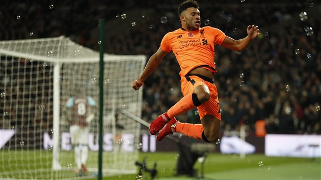 Alex Oxlade-Chamberlain z Liverpoolu slav gl do st West Hamu.