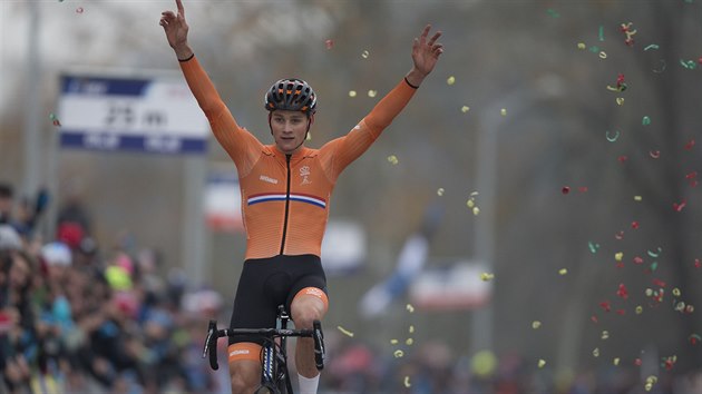 Nizozemsk cyklokrosa Mathieu van der Poel slav triumf na mistrovstv Evropy v Tboe.