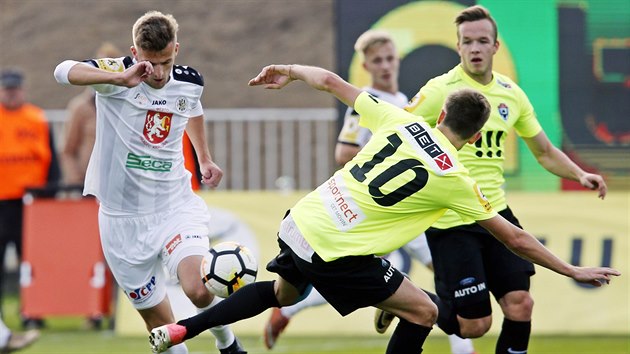 Momentka z druholigovho duelu Hradec Krlov (bl) vs. Vtkovice