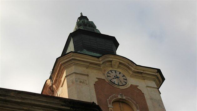 Pohled na hlavn v kostela ve Starch Keanech ji bez makovice. Vlevo je vidt vtrem sraen visc k.