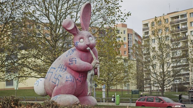 Neznámý vandal posprejoval růžového králíka hákovými kříži. (2. 11. 2017)
