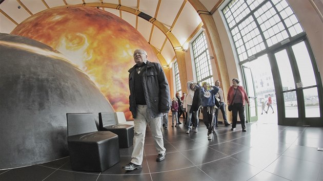 Architekt Jan Soukup prov�d� z�jemce b�valou �kodov�ckou v�robn� halou a j�delnou. (4. 11. 2017)