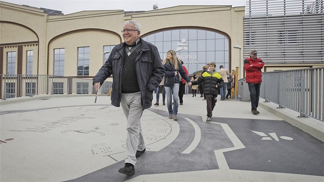 Architekt Jan Soukup provd zjemce bvalou kodovckou vrobn halou a jdelnou. (4. 11. 2017)