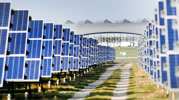 Fotovoltaick elektrrna u brnnskho letit se rozkld na 40 hektarech a m vkon 21,2 megawattu. V esku jsou jen ti vt.