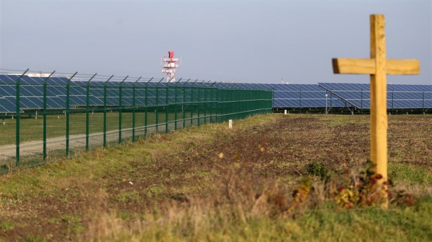Fotovoltaická elektrárna u brněnského letiště se rozkládá na 40 hektarech a má výkon 21,2 megawattu. V Česku jsou jen tři větší.