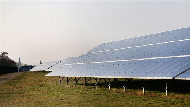 Fotovoltaická elektrárna u brněnského letiště se rozkládá na 40 hektarech a má výkon 21,2 megawattu. V Česku jsou jen tři větší.