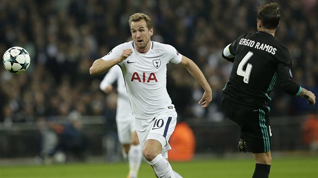 tonk Tottenhamu Harry Kane utk kapitnovi Realu Madrid Sergiu Ramosovi.