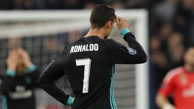 CO SE TO DJE? Cristiano Ronaldo se drbe na ele, nechpal, e Real Madrid prohrval s Tottenhamem u 0:3.