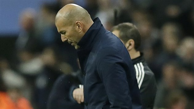 HLAVA DOLE. Trenr fotbalist Realu Madrid Zinedine Zidane bhem prohranho utkn s Tottenhamem.